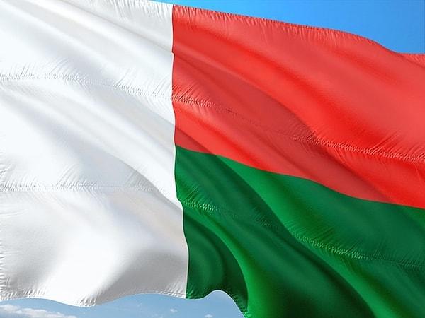 25. Madagaskar bayrağı kırmızı, beyaz ve yeşildir.