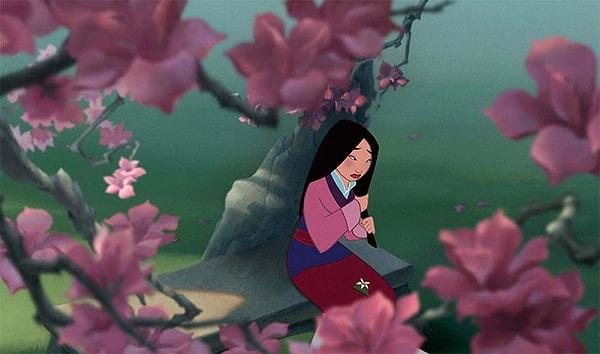 6. Mulan (1998) filminde, Mulan saçlarına çok sık dokunuyor çünkü animatörler Mulan'ın seslendirmeni Ming-Na Wen'in kayıt sırasında saçlarına çok dokunduğunu fark ettiler ve bunu animasyondaki karaktere de eklediler.