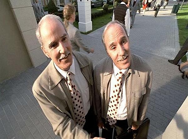9. Truman Show'da (1998), tek yumurta ikizleri, sette güvenlik görevlisi olarak çalışan iki polis memuru Ron ve Don Taylor tarafından oynanıyor.