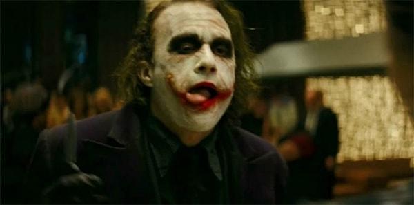 10. The Dark Knight (2008) filminde Joker'in sürekli dudağını yaladığını görüyoruz.