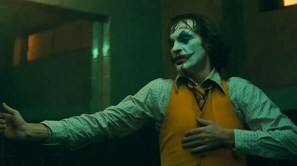 21. Joker filminde (2019), Joker'in banyodaki o ikonik dansı Joaquin Phoenix tarafından doğaçlanmış.