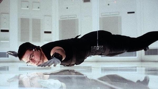 26. Mission: Impossible (1996) filmindeki kasa sahnesi sırasında, Tom Cruise yere yavaş yavaş inmeye çalışırken defalarca kafasını vurduğu için dengesini korumak adına ayakkabılarına İngiliz Sterlini koydu.
