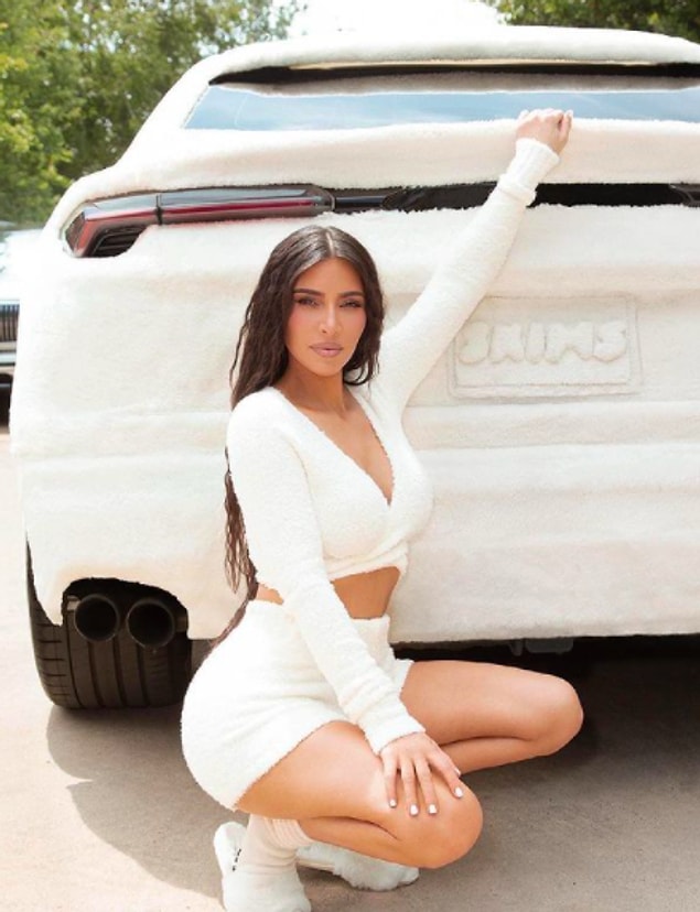 Fakat Kim Kardashian tüm hızıyla hayatını yaşamaya devam ederken kendisini işine verdi desek yeridir.