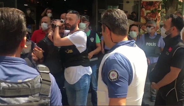 İzmir Valiliği de yaptığı açıklamada sağlık çalışanı iken istifaen ayrılmış olan Onur Gencer olduğunu doğruladı.