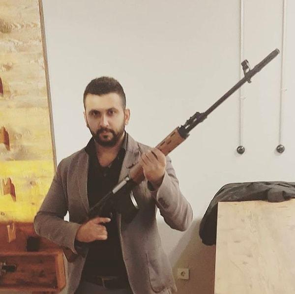 HDP İzmir İl Başkanlığı’na saldırı düzenleyen Onur Gencer’in sosyal medyada birçok silahlı fotoğrafı olduğu ortaya çıktı.