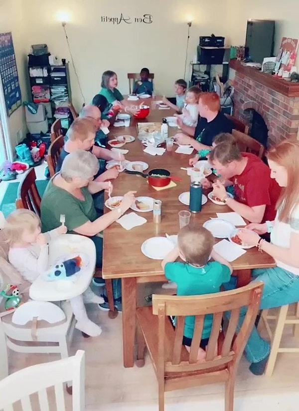 Sosyal medya hesabında sıradan bir pazar akşam yemeğini paylaşan meşgul anne masalarını nasıl donattıklarını da gözler önüne seriyor.