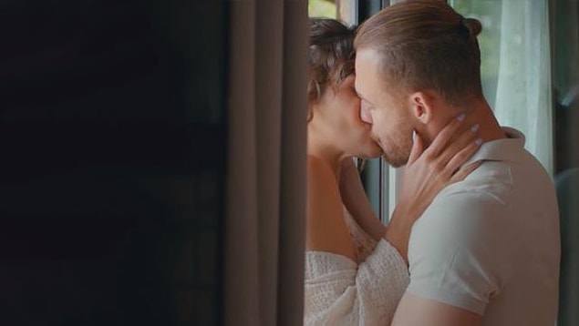 Başrollerinde Kerem Bürsin ve Hande Erçel'in yer aldığı Sen Çal Kapımı dizisi kısa bir aranın ardından ekranlara hızlı bir giriş yaptı.
