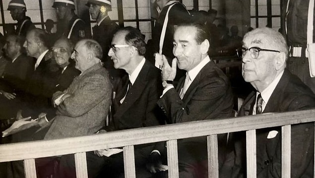 Bu arada unutmamak lazım gelir ki Menderes hükumetinin bu tutumu 60 devrimi sonrasında kurulan Yüksek Adalet Divanı'nda anayasayı ihlal suçlamalarında 7 suçtan biri olarak yer alır.