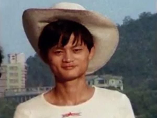 1988 yılında Çin'de bulunan Hangzhou Normal University'i bitiren Jack Ma, iş bulmakta oldukça zorlanıyordu.