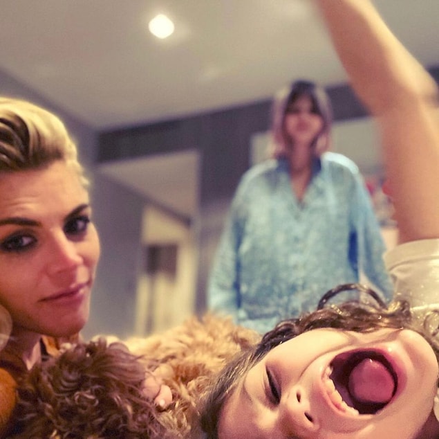 14. Oyuncu Busy Philipps çocuklarına önce takma isim olarak vermeyi düşündüğü 'Cricket' ve 'Birdie' isimlerini son anda gerçekten koymaya karar vermiş.