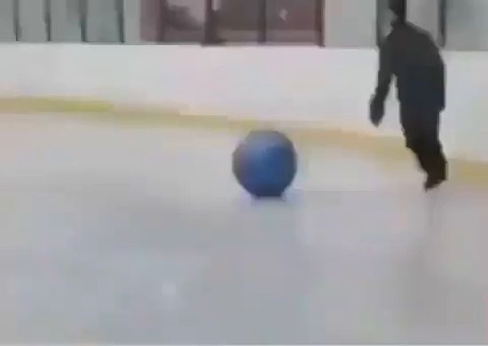 Buz Pistindeki Çocuklara Top Atarak Trollükle Çığır Açan Adam