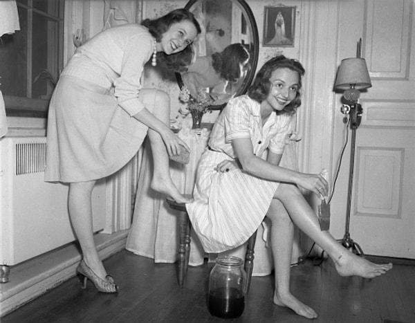 12. 2. Dünya Savaşı dönemindeki çaresizlik kadınları, çorap görüntüsü için bacaklarını boyamaya itti.