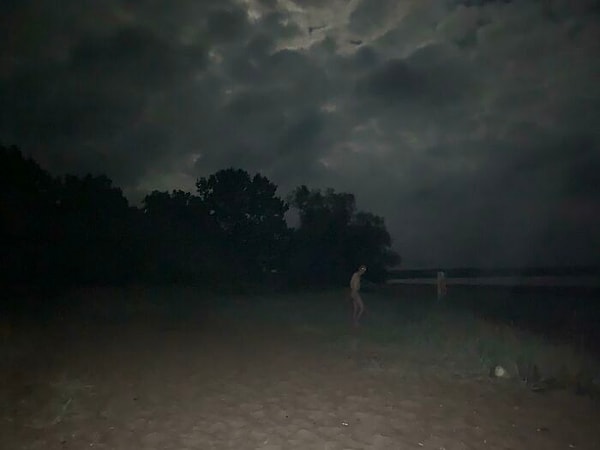 21. Пошел в поход с моей подругой. Я проснулся, чтобы пописать, и она сфотографировала меня