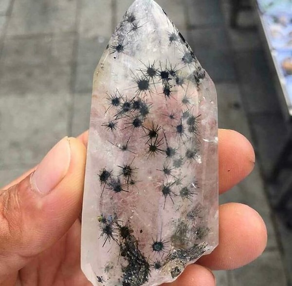 23. Кусочек кварца, в котором как будто застряли пауки