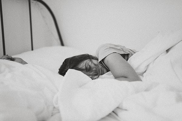 6. Vücudunuzun en zayıf olduğu saat dilimi 3-4 arasıdır. Bu yüzden uykuda meydana gelen ölüm anları genellikle bu saatlerde gerçekleşir.