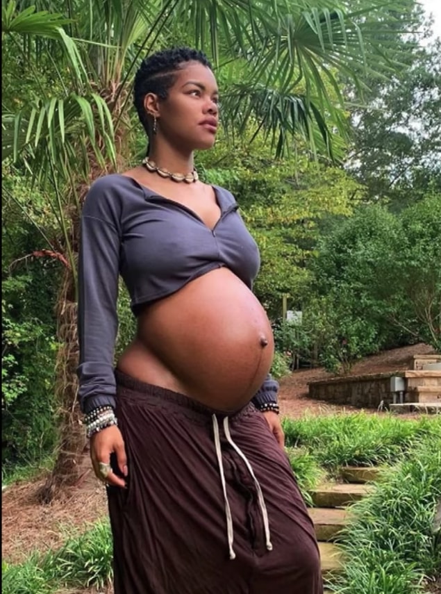 Ünlü Amerikalı şarkıcı Teyana Taylor’ı ele alalım. Bu kendisinin ikinci çocuğuna hamileykenki fotoğrafı: