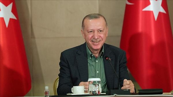 Cumhurbaşkanı Erdoğan, bir gencin "Sağlığınız, sıhhatiniz nasıl?" sorusuna "Hamdolsun iyiyiz. Yıkılmadık ayaktayız" sözleriyle yanıt verdi.
