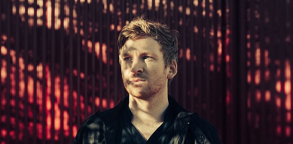 Ülkesinin atmosferini müziğine taşıyarak melankolik işlere imza atan Arnalds, kendi müziğini yaratmaya başlamadan önce metal müzik gruplarında bateristlik yapıyordu.