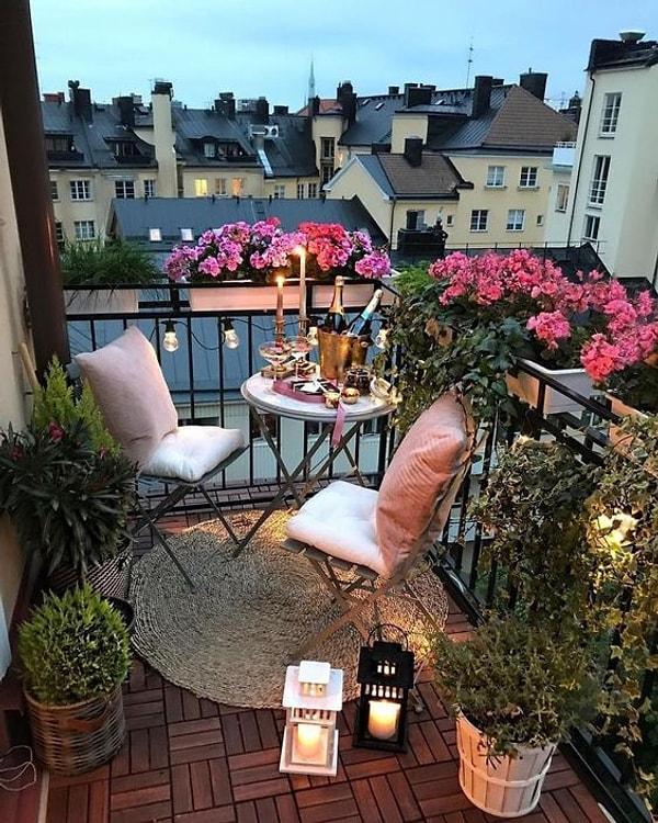 5. Küçük ve oldukça tatlı dekore edilmiş bir balkon.💜