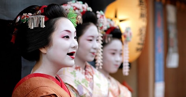 4. Japon kadınlarda siyaha boyanmış dişler, çığ gibi büyüyüp giden bir furyaya dönüştü.