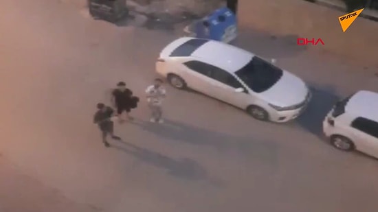 Sokakta Çalarken Yaklaşan Sokak Köpeklerinden Kaçan Müzisyenler