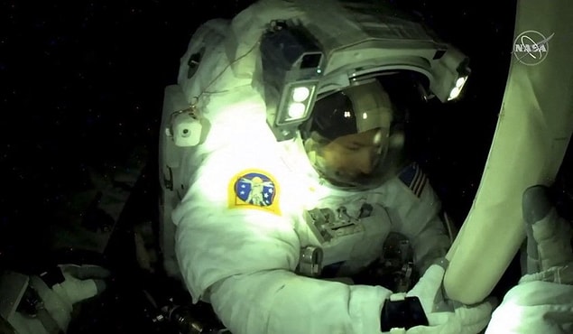Yer çekimi bulunmayan ortamda astronotlar 6 saat boyunca güneş paneli montajı yaptı.