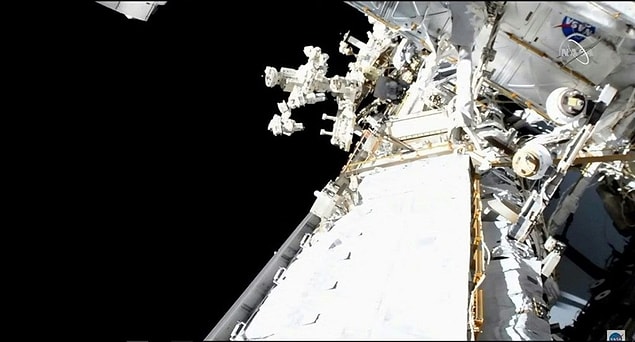 Kurulacak olan 6 güneş panelinden ikincisi, başarılı astronotlar sayesinde kurulmuş oldu.