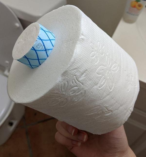 11. "Bu tuvalet kağıdının ortasında karton tüp yerine seyahatlerde işinizi oldukça kolaylaştıracak bir minik tuvalet kağıdı rulosu var."