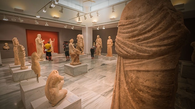 2. Eğer yanlışlıkla herhangi bir paha biçilemez sanat eserine zarar verirseniz ya da yok ederseniz size sadece ciddi ve sert bir konuşma yapacaklardır.