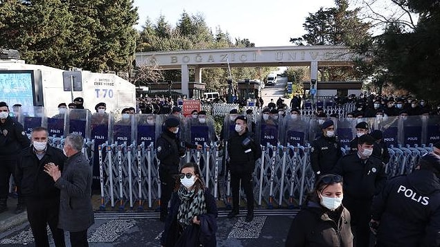 "Üniversiteleri savunmaya devam edeceğiz"
