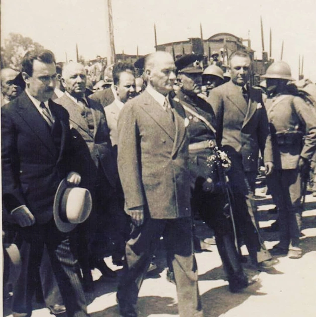 Özel kalem olması sebebiyle Atatürk'ün günlük çalışma programını belirlemek kabullerin gerçekleşmesini sağlamak, resmi ve özel yazışmaları yapmak, protokol ve tören işlerini yönetmek...