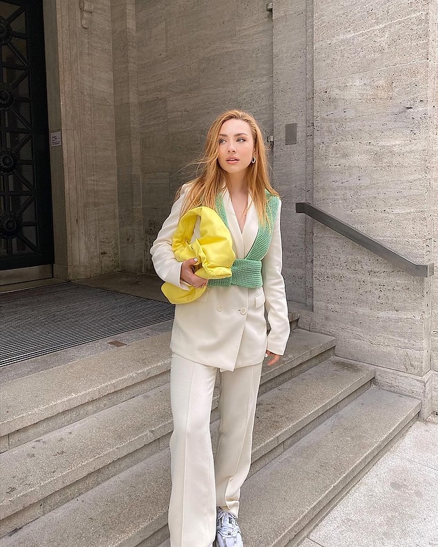 Asla moda olmayan bir şeyi giymiyor ama moda olanı ufak değişikliklerle giyerek yeni bir moda gibi gösterebiliyor.