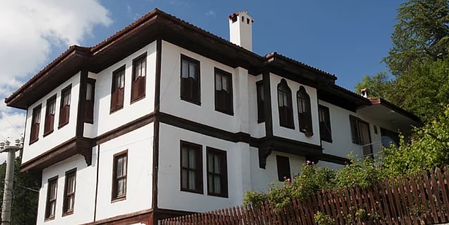 Mudurnu halkı şehrin tarihi dokusuna zarar verdiği gerekçesiyle bu inşaata epey tepki vermişti. Bunun en büyük nedenlerinden biri de Mudurnu’nun Cittaslow (Sakin Şehir) unvanı alan ve UNESCO Kültür Mirası listesine aday olan bir yer olmasıydı.