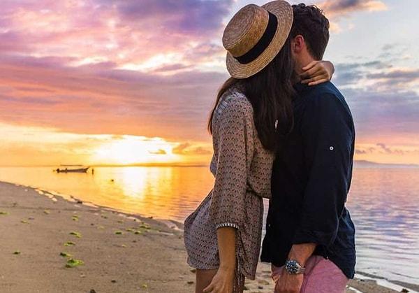 İnsanın sevgilisiyle tatile gitmesi kadar zevkli çok az şey vardır herhalde. Romantizmin, eğlencenin dibi bir sahil kenarında en güzel sevgiliyle çıkar.