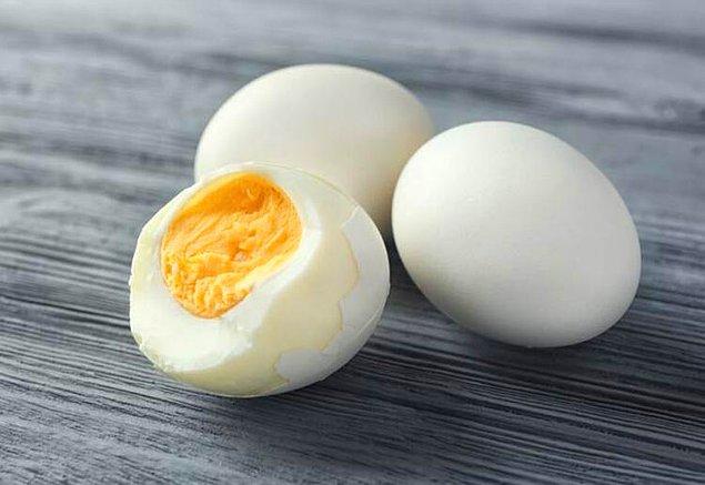 6. Gana'da ilk kez regl olan kadın için yumurta haşlanıyor ve bu yumurtayı bütün olarak yutması isteniyor.