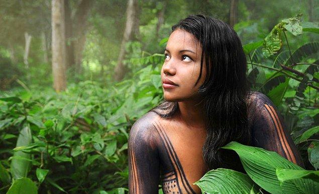 12. Brezilya, Kolombiya ve Peru'da yaşayan Amazon Tikuna kabilesinde genç kadın evde özel bir oda ayrılıyor ve 3 ay ile 1 yıl arası burada yaşıyor.