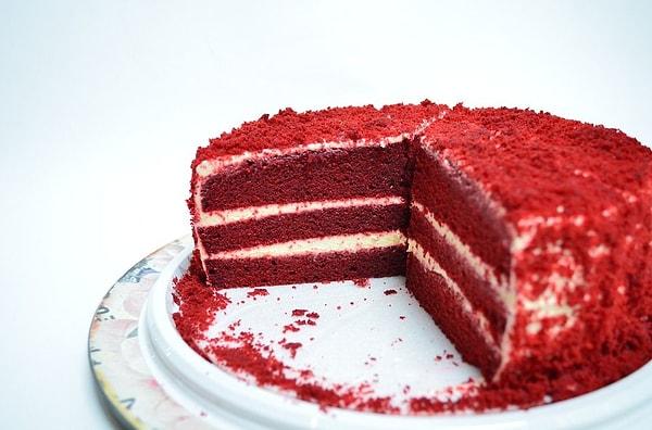 14. İzlanda'da ilk reglini olan kadın için kırmızı ve beyaz renkte bir kek yapılıyor.