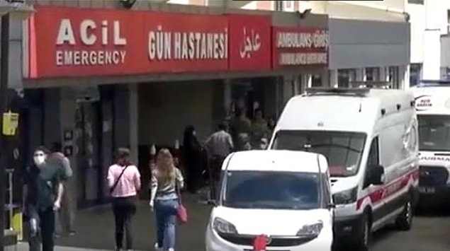 Armağan B., intihar girişiminin ardından kanlar içinde yere yığılırken, eşinin ihbarı üzerine eve sağlık ekipleri geldi.