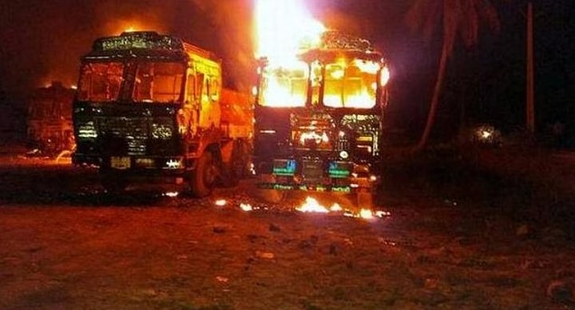 Bunun yanında eyleme geçenler de var tabii. Mesela 2018'de çekilen bu görüntüde mafyanın kamyonlarını yakan Maoist gerillalar, kum mafyasının bölgede yaşayan halkı silah zoruyla...