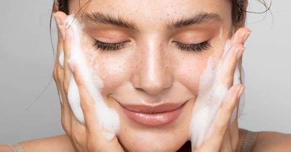 Makyajı akıttıktan sonra suyu açıp yüzünüzü sadece suyla birkaç defa yıkayın. Göz altınıza akmış olan siyahlığı parmaklarınızla iyice temizleyin.