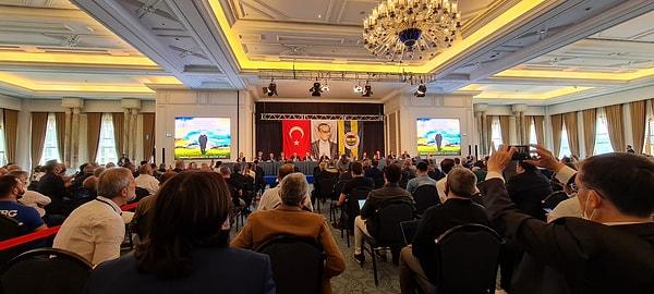 Fenerbahçe'nin dünü, bugünü ve yarını üzerine açıklamalarda bulunan Aziz Yıldırım'ın toplantısı, Çırağan Sarayı'nda gerçekleşti ve Fenerbahçe TV, eski başkanın konuşmasını canlı olarak yayınladı.