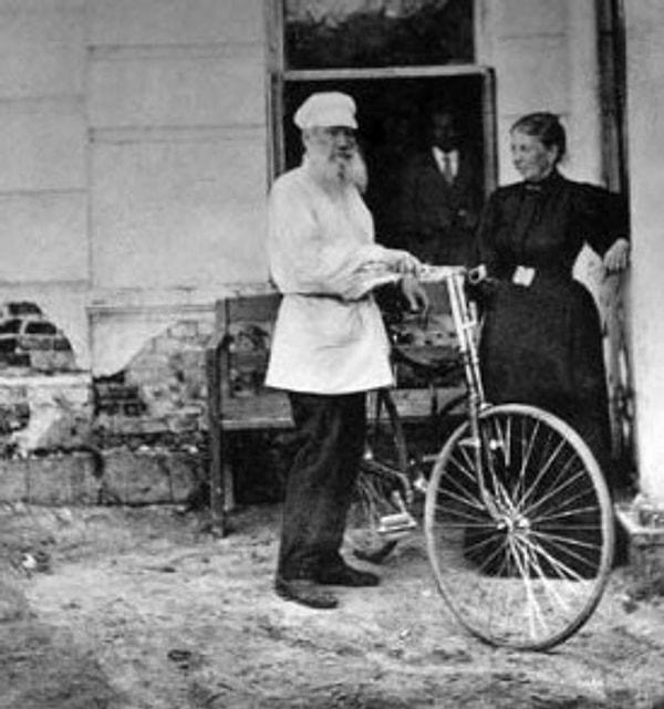 7 yaşındaki oğlu Vanichka'yı kaybeden Tolstoy, acısıyla başa çıkmaya çalıştığı zamanlarda, aynı dönem Moskova Bisiklet Sürmeyi Sevenler Derneği ünlü yazara bisiklet hediye etmişler.