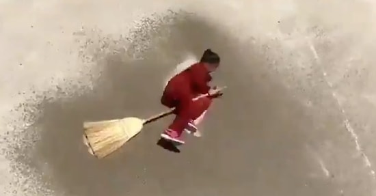 Sıcakta Bunalan Öğrencilerin Öğretmenlerinden Ricasıyla Ortaya Çıkan 'Masalsı' Görüntüler