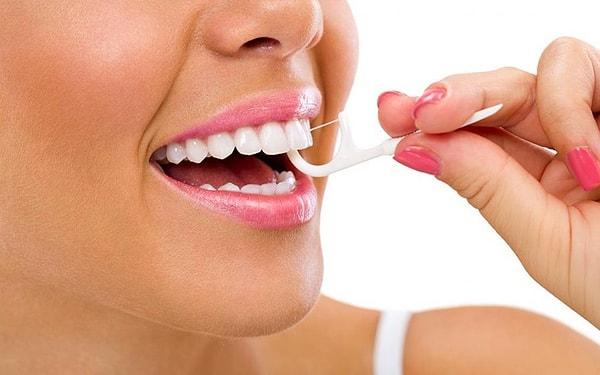 11. Diş fırçalarının ulaşamadığı yerleri diş ipiyle temizleyin.