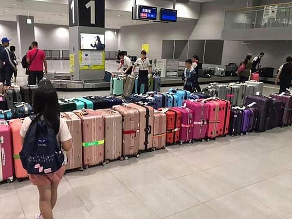 15. Havaalanında insanlar valizlerine kolaylıkla bulsunlar diye, bagajlar renklerine göre ayrılıyor.