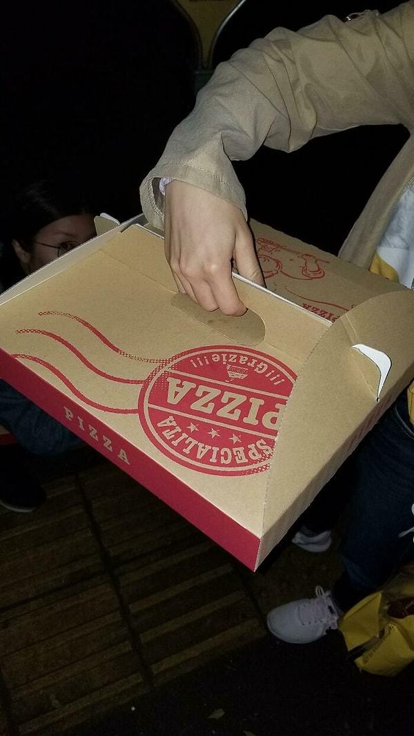 23. Pizzayı rahatlıkla taşıyabilmeniz amacıyla tasarlanmış harika bir kutu.