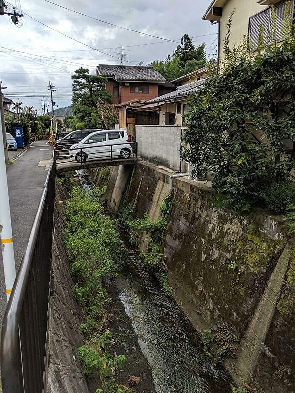 29. Kyoto'da alandan tasarruf sağlamak amacıyla evlerin otoparkları minik derenin üzerine kurulmuş.