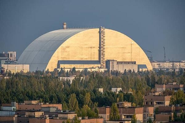 1. 'Lahit' olarak da bilinen bu yapı, Çernobil'de bulunan reaktör 4'ü zapt etmek için inşa edildi. Sağladığı sınırlı korumaya rağmen, çevresindeki alan 20.000 yıl boyunca yaşanabilir olmayacak.