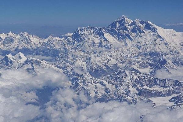 3. 300'den fazla insan Everest Dağı'na tırmanmaya çalışırken öldü ve cesetlerin büyük çoğunluğu hala dağda duruyor.