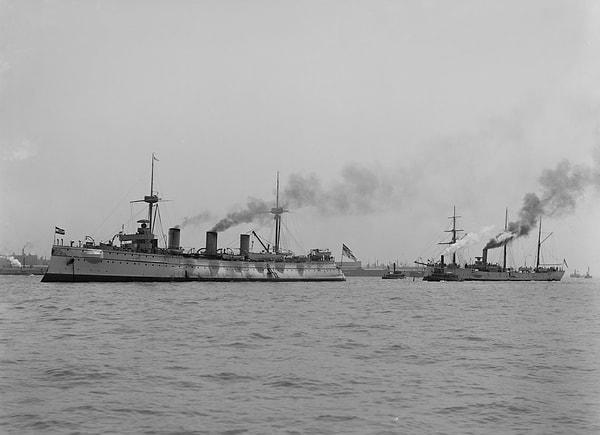 Bir Alman gemisinde çalışmaya başlayan Pettersson için her şey normal ilerlerken 1904 yılına birkaç gün kala gemi Pasifik Okyanusu'nda battı.